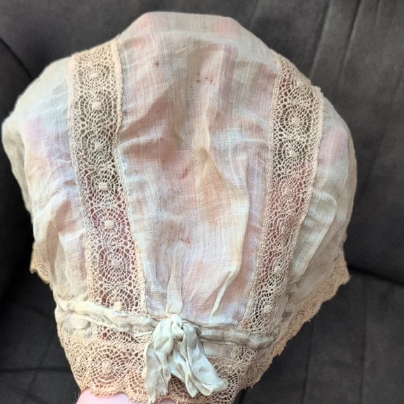 Vintage Lace Bonnet in Cream - Picture 3 of 3